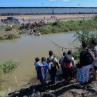 CIUDAD JUÁREZ. Migrantes cruzan el río Bravo hacía la frontera con Estados Unidos, hoy en Ciudad Juárez, Chihuahua (México). La desesperación de los migrantes por cruzar a Estados Unidos, desde la frontera norte de México, se elevó este miércoles, mientras que el elevado nivel del agua en el río Bravo (río Grande en EE.UU.) complica su paso por el caudal. EFE/Luis Torres