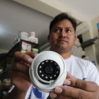 Roto. Al local ingresaron tres delincuentes con mascarillas y gorras, previo rompieron la cámara que estaba en la entrada y la del vecino la desviaron.