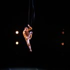 Los cuerpos de los diez artistas sobre el escenario se contorsionan al ritmo de la música del compositor Ori Lichtik, cobijados por la dramática iluminación de Paul Jackson.