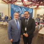 Germán Toapanta (d) junto al Ministro de Salud, José Ruales, en un conversatorio del OPS