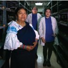 Estelina Quinatoa Cotacachi aparece acompañada de quienes han sido sus compañeras en la reserva patrimonial.