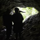 Incursiones. Un par de turistas escuchan la información de un guía.