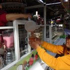Cuenca. Un cliente pide el jugo, un clásico en la capital azuaya.