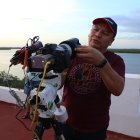 El astrofotógrafo Roberto Fernández prepara su equipo el 18 de septiembre de 2023 en la localidad de Río Lagartos, estado de Yucatán (México).