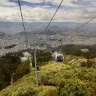 Desde lo alto es posible divisar a Quito en todo su esplendor. En la derecha se expande sin fin el sur, en el frente el centro y valles, en la izquierda el norte que se traza hacia el infinito.