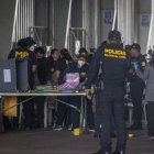 Funcionarios de la Fiscalía revisan cajas con votos de las pasadas elecciones en Ciudad de Guatemala.