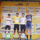 Nixon Rosero, líder de la Sub-23 (i), Robinson Chalapud, campeón de la Vuelta 2023; Marco Tulio Suesca, rey de la Montaña; y Cormac McGeouh, ganador de la etapa 6, en el podio.