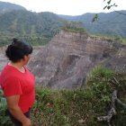 Carmen Durán mira desde el borde de la montaña hacia el abismo, la distancia entre su domicilio y el borde del precipicio.