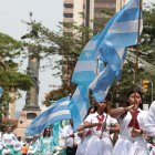 Cerca de las 10:00, centenares de estudiantes de distintos colegios de Guayaquil se dieron cita en el parque Victoria para arrancar el clásico desfile.