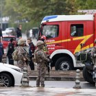 Soldados turcos vigilan el lugar donde este domingo se produjo un atentado suicida, en el que murió el atacante, frente al ministerio del Interior en Ankara y cerca del parlamento.