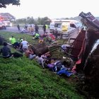 Fotografía cedida por Protección Civil que muestra a rescatistas en la zona del accidente de un camión donde viajaban migrantes, en el municipio de Pijijiapan, Chiapas (México). Al menos 10 personas migrantes fallecieron y 15 resultaron heridas en un accidente carretero en el municipio mexicano de Pijijiapan, a 150 kilómetros de la ciudad fronteriza de Tapachula, en el sureño estado de Chiapas.