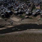 Fotografía aérea que muestra el lecho del Río Negro, hoy, en Manaos, Amazonas (Brasil).
