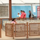 Secuelas. Las bancas metálicas en las que se suelen sentar los ciudadanos para esperar mientras realizan trámites municipales lucen casi vacías. Hay una menor afluencia de usuarios.