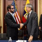 Acuerdos. El congresista estadounidense Dan Crenshaw durante una reunión con el presidente de Ecuador, Guillermo Lasso.