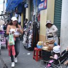 Comerciantes autónomos no regularizados ocupan las aceras con toda clase de productos. Los peatones deben esquivar la mercadería para no tropezar.