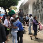 Lugar. Los parientes de los fallecidos acudieron a la morgue.