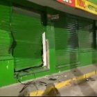 Daños. Delincuentes se robaron un cajero en Tumbaco y dañaron la puerta de un local comercial.