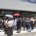 Perjudicados de Equair, en las afueras de una agencia de Latam, en Quito.