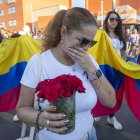 Amigos de los fallecidos en las discotecas La Fonda Milagros y Teatre, en Murcia, se han concentrado este lunes a las puertas de estos locales en apoyo a las familias de las víctimas.