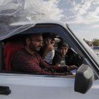 Imagen de armenios abandonando la región de Nagorno-Karabaj cerca del pueblo de Kornidzor (Armenia), el 28 de septiembre de 2023.