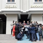 El ministro del Interior turco, Ali Yerlikaya, habla a la prensa tras el atentado de este domingo frente a la entrada al Ministerio que dirige.