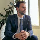 El ministro de Turismo de Ecuador, Niels Olsen, en una entrevista  en Madrid, donde participó en la presentación de Ecuador como País invitado en FITUR 2024.