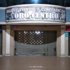 En un centro comercial donde funcionan más de 20 locales comerciales, explotaron tacos de dinamita.
