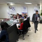 Francisco Toral fue invitado a abandonar la sala por el presidente Marco Chalco, luego de que siete comisionados votaron por su suspensión.