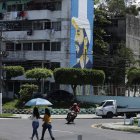 Fotografía de un edificio multifamiliar donde se observa un mural del presidente salvadoreño, Nayib Bukele, el 1 de octubre de 2023, en San Salvador (El Salvador).