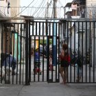 Protección. En las peatonales de la etapa 3 de El Recreo, en Durán, el vecindario se protege con la colocación de rejas y alambres de púas.