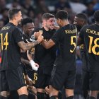 Napoli (Italy), 03/10/2023.- Real Madrid"Äôs Federico Valverde (C) celebrates with his teammate after scoring the 2-3 goal during the UEFA Champions League group C soccer match between SSC Napoli and Real Madrid, in Naples, Italy, 03 October 2023. (Liga de Campeones, Italia, Nápoles) EFE/EPA/CIRO FUSCO