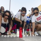 Amigos de los fallecidos en las discotecas La Fonda Milagros y Teatre, en Murcia, encendieron velas en su memoria.