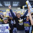 Trabajadores de la salud sindicalizados de Kaiser Permamente protestan a las afueras de Los Angeles Medical Center en Los Ángeles (EE.UU.).