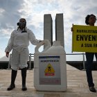 Activistas de Greenpeace participaron de una protesta contra el uso indiscriminado de pesticidas agrícolas, frente al Congreso Nacional en Brasilia.