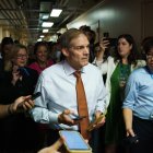 El representante del Partido Republicano en la Cámara Baja de EE.UU. por Ohio, Jim Jordan (c).