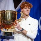 Jannik Sinner con su tercer trofeo del año tras vencer a Daniil Medvedev en Pekín.