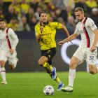 Dortmund (Germany), 04/10/2023.- Dortmund"s Ramy Bensebaini (L) and Milan"s Tommaso Pobega (R) in action during the UEFA Champions League Group F match between Borussia Dortmund and AC Milan in Dortmund, Germany, 04 October 2023. (Liga de Campeones, Alemania, Rusia) EFE/EPA/FRIEDEMANN VOGEL