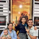 Emiliano, junto a su familia en el instante en que ganó la competencia.