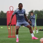 Estupiñán sufrió una rotura muscular en su rodilla.