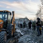 Los rescatistas trabajan en el lugar de un ataque militar en la aldea de Hroza, distrito de Kupiansk, región de Kharkiv, noreste de Ucrania, el 5 de octubre de 2023, en medio de la invasión rusa.