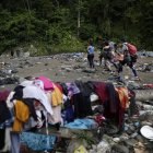 Migrantes caminan por trochas en su rumbo hacia los Estados Unidos, el 14 de septiembre de 2023, en el Darién (Panamá).