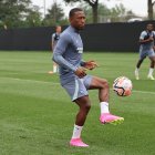 Estupiñán sufre de una rotura de su isquiotibial izquierdo.