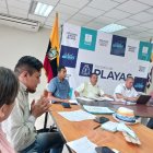 Concejo. Álex Yagual (izq.) aparece en el momento que entrega el pedido a varios de los miembros del Cabildo de Playas.