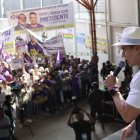 Daniel Noboa, presidenciable finalista, acude a eventos masivo y a selectos medios de comunicación.