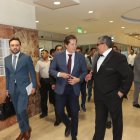 El gerente del hospital Teodoro Maldonado Carbo, Roque Villacís (derecha), recibe al presidente del Consejo Directivo del IESS, Alfredo Ortega (centro), a su arribo a la casa de salud.,