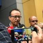 En medio de un fuerte resguardo policial, se presentó Zurita ante la Fiscalía para entregar el celular de Villavicencio.