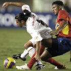 El exfutbolista colombiano Rolan de la Cruz, quien fue internacional con la selección de Guinea Ecuatorial y jugó en Panamá, fue detenido en el suroeste del país por las autoridades que lo acusan de ser un "importante narcotraficante", razón por la cual es pedido en extradición por Estados Unidos.

Las Fuerzas Militares colombianas detallaron en un comunicado que alias "Rolan" pasó de "marcar goles y ser figura del fútbol profesional a manejar rutas y los tentáculos del narcotráfico en el municipio de Tumaco", ubicado en el departamento de Nariño (fronterizo con Ecuador).

Por esa razón, en una operación conjunta de las Fuerzas Militares, la Fiscalía y la Administración de Control de Drogas de EE.UU. (DEA) detuvieron a De la Cruz en el suroeste del país, pues se le acusa de "ser el encargado de distribuir un sinnúmero de cargamentos de cocaína y sustancias alucinógenas hacia los Estados Unidos".

Según las autoridades, el exfutbolista era parte de una red trasnacional de narcotráfico y trabajaba en una empresa de bodegas en la que se almacenan cítricos en el departamento de Valle del Cauca (suroeste).

"Las autoridades investigan si esta empresa tendría algún vínculo con su actividad delictiva, ya que el capturado estaría empleando estas bodegas para realizar cargamentos de cocaína y sustancias alucinógenas, los cuales serían camuflados en las pulpas de fruta que allí manejan, para luego realizar la comercialización hacia Norteamérica", detallaron las FF.MM..

Igualmente señalaron que contaba con una orden de detención y un pedido de extradición de la Corte del Distrito de Texas de los Estados Unidos desde el año pasado para comparecer por los delitos de tráfico de drogas ilícitas y concierto para delinquir.

De la Cruz, de 39 años, debutó como profesional en el 2005 en el Deportivo Cali. También jugó en otros cuatro equipos en Colombia; en el Árabe Unido de Panamá, y en The Panthers FC, de Guinea Ecuatorial.

Justamente en ese último equipo se retiró en 2013, según las FF.MM., porque contrajo malaria en Guinea Ecuatorial, tras lo cual "su salud y condición física no volvieron a ser las óptimas para un atleta de alto rendimiento".

"Por eso su vida cambió y decidió retirarse de las canchas, regresar a Colombia y, según las autoridades, dedicarse al negocio criminal del narcotráfico", añadieron las Fuerzas Militares.

Futbolistas colombianos y narcotráfico
En enero de 2020, el exfutbolista internacional Jhon Viáfara, que jugó en la Real Sociedad en 2006, fue extraditado a EE.UU. por narcotráfico y concierto para delinquir.

Viáfara, campeón con el Once Caldas de la Copa Libertadores en 2004, había sido detenido en marzo de 2019 junto a otras cuatros personas en una operación realizada por Policía colombiana en Cali, capital del Valle del Cauca.

Igualmente, la Policía de Nápoles (Italia) detuvo en septiembre de 2021 al exjugador internacional colombiano Antony de Ávila, al que buscaba desde 2001 por estar vinculado, presuntamente, con un grupo de narcotráfico internacional.

También el exfutbolista colombiano Diego León Osorio fue capturado por tercera vez, según las autoridades, por el delito de tráfico de estupefacientes en el aeropuerto José María Córdova de Rionegro, en el departamento de Antioquia, cuando el pasado 9 de abril intentó viajar a España con cerca de 2 kilos de cocaína.