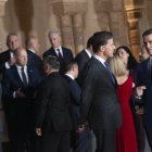 El presidente del Gobierno en funciones, Pedro Sánchez (d), conversa con el primer ministro holandés, Mark Rutte (2d), durante la III Cumbre de la Comunidad Política Europea (CPE), este jueves en el Patio de los Leones de la Alhambra, en Granada. EFE/ Miguel Ángel Molina