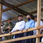 Reunión. Cortizo (d) y Chaves en la Recepción Migratoria de Lajas Blancas