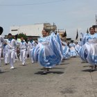 Alegría. A pesar del intenso calor, los estudiantes recorrieron las calles con una amplia sonrisa, lo que fue aplaudido por los asistentes.